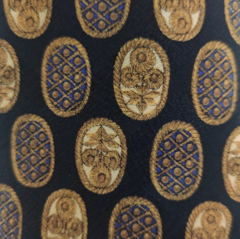 🇨🇦 Authentic vintage Valentino silk tie